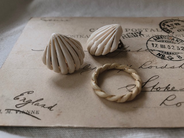 AMERICA vintage shell earring