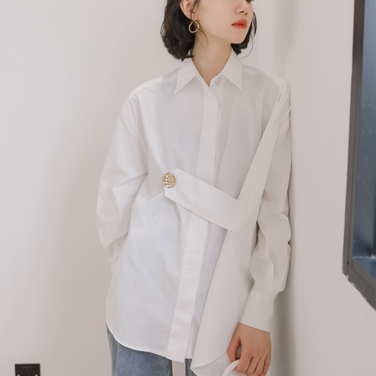 ホワイト 無地 シンプル アシンメトリーヘム 長袖 白シャツ ボタン 変形デザイン シャツ ブラウス トップス ミモレ ミモレ丈 袖あり 襟付き ウエストマーク 前開き かわいい 大人可愛い きれいめ シンプル カジュアル 大人 上品 おしゃれ かっこいい 大人女子 こなれ感 ラフ ホワイト 無地 シンプル アシンメトリーヘム 長袖 白シャツ ボタン