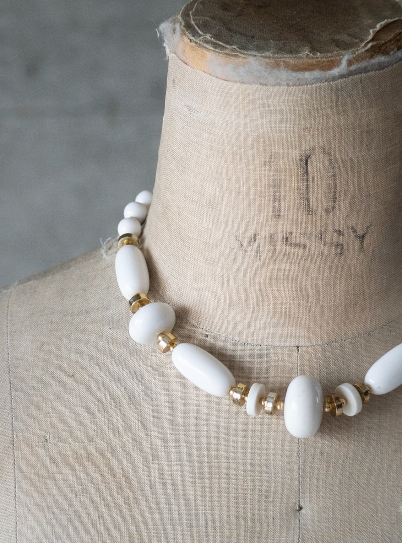 unknown 1980s White oval gradation necklace