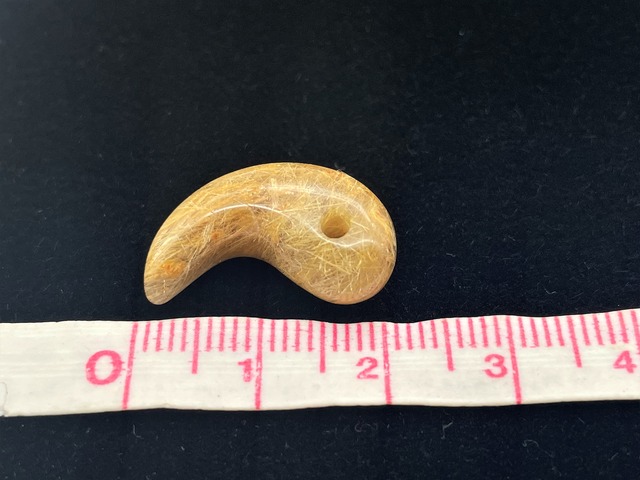 勾玉（ルチルクォーツ）