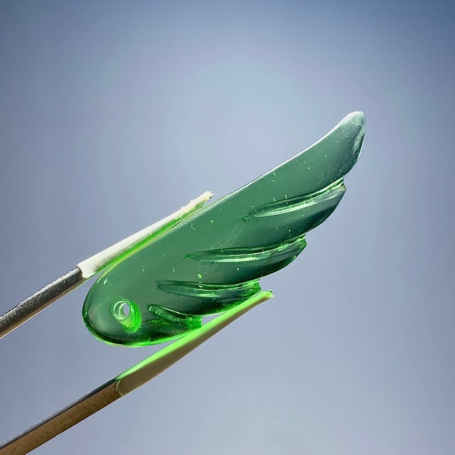 インドネシア産アンダラクリスタル エメラルドグリーン 天使の羽根ペンダントトップ