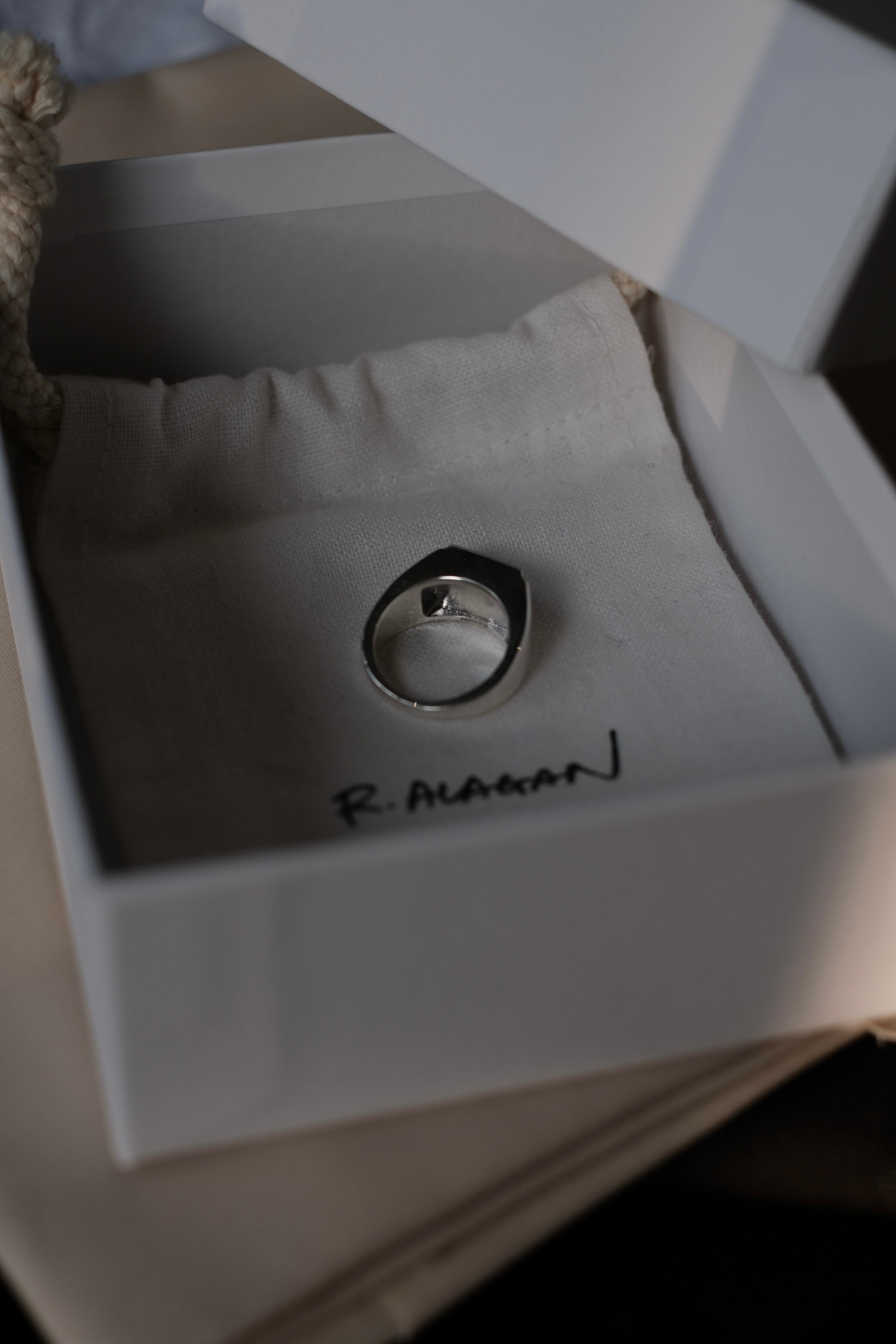 R.ALAGAN / SIGNET RING / ONYX | LIVING