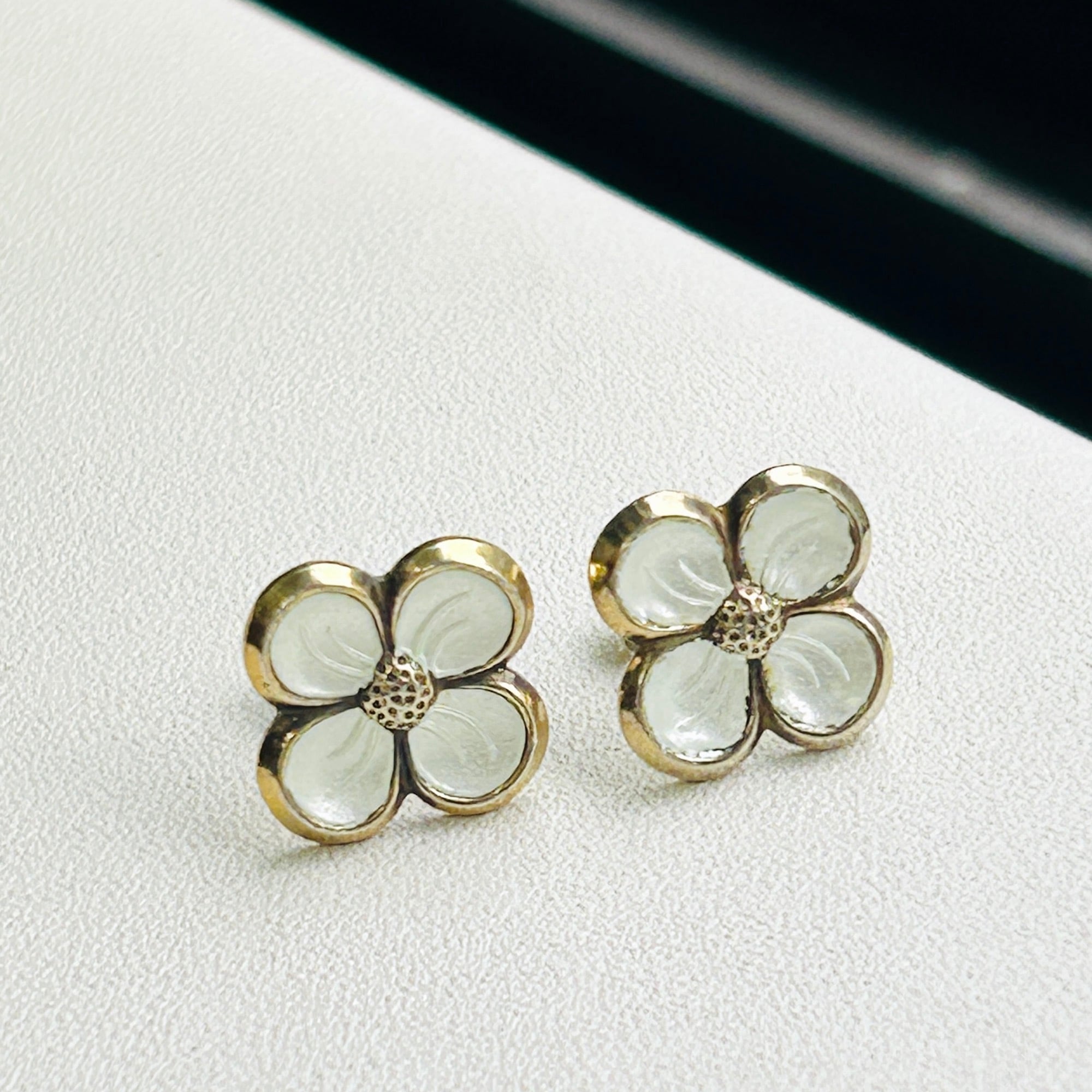David-Andersen ホワイトエナメル花ピアス | Milo Antiques & Vintage