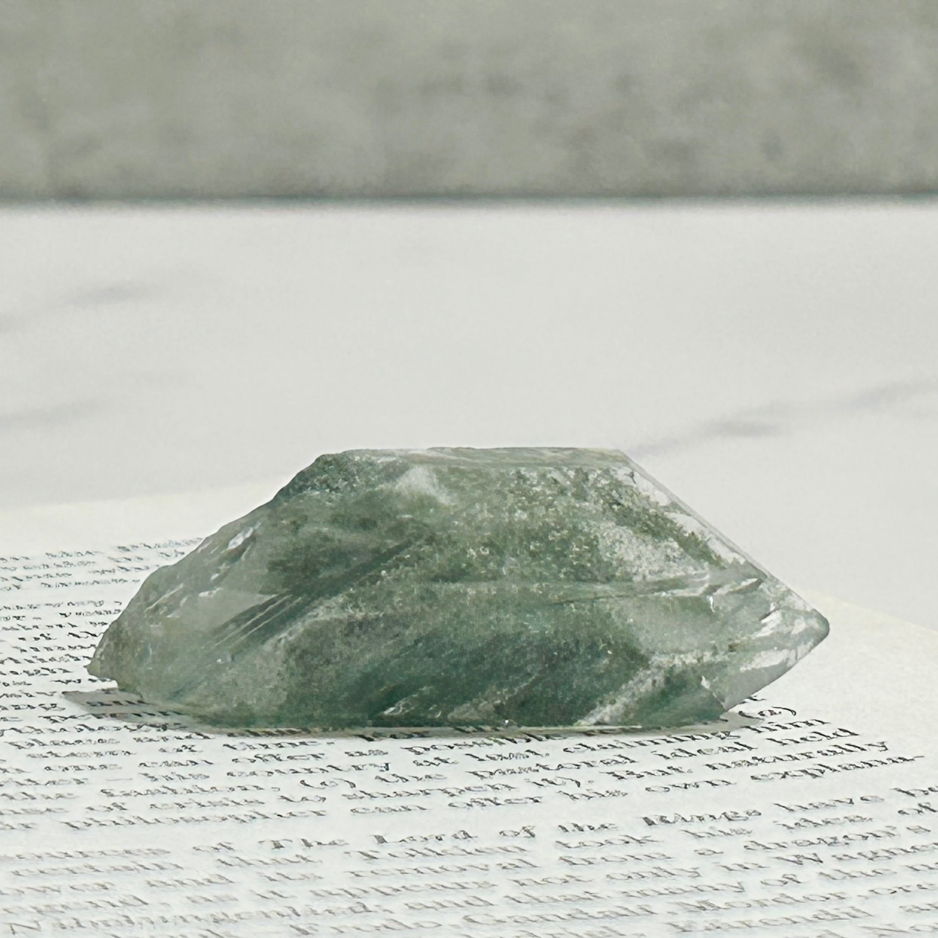 マニハール産水晶 クローライトインファントムクォーツ・グリーン