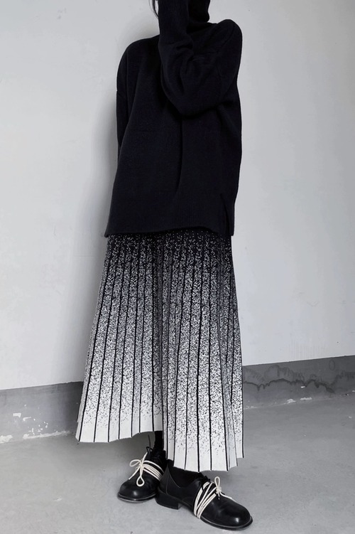 Gradation monotone knit skirt