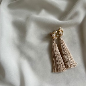 Sparkle white bijou × silk tassel ピアスまたはイヤリング