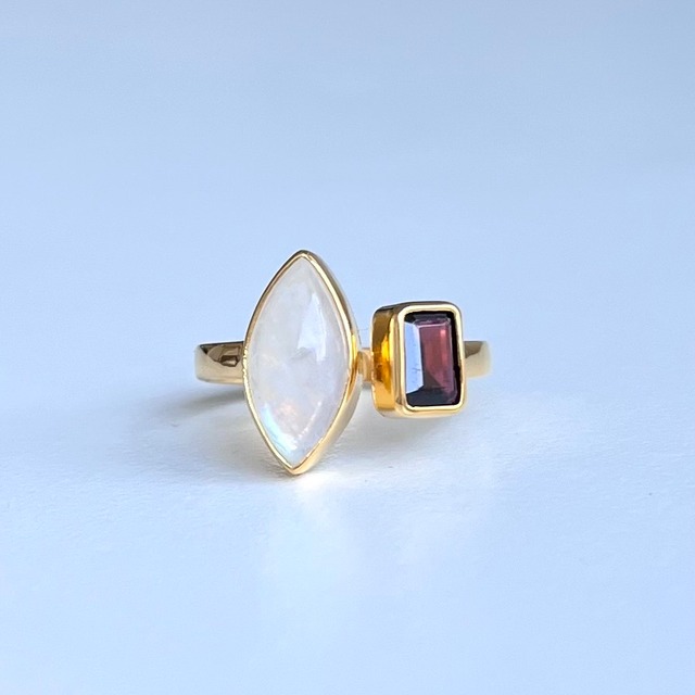 レインボームーンストーンとガーネットのフォークリング 22KGP 9号よりフリーサイズ