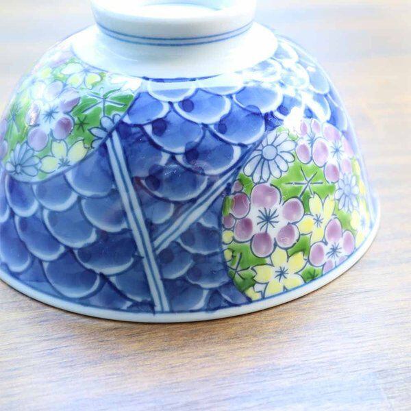 有田焼 お茶碗 青海波花絵（緑・赤） 9-157 | MARUFUKU utsuwanohana