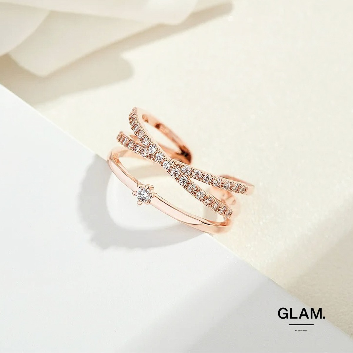 クロスグリッタージルコニアリング | 金属アレルギーに悩む女性