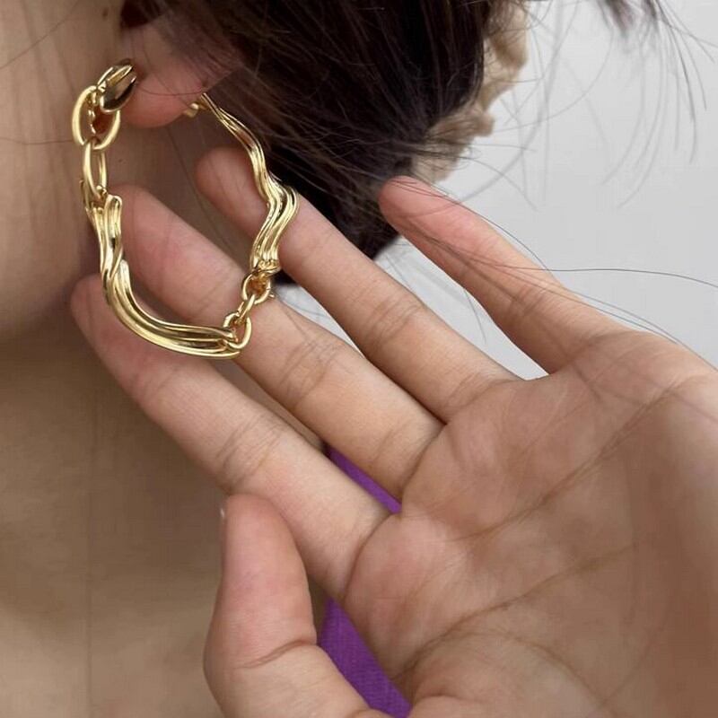 curve surround design pierce W00152