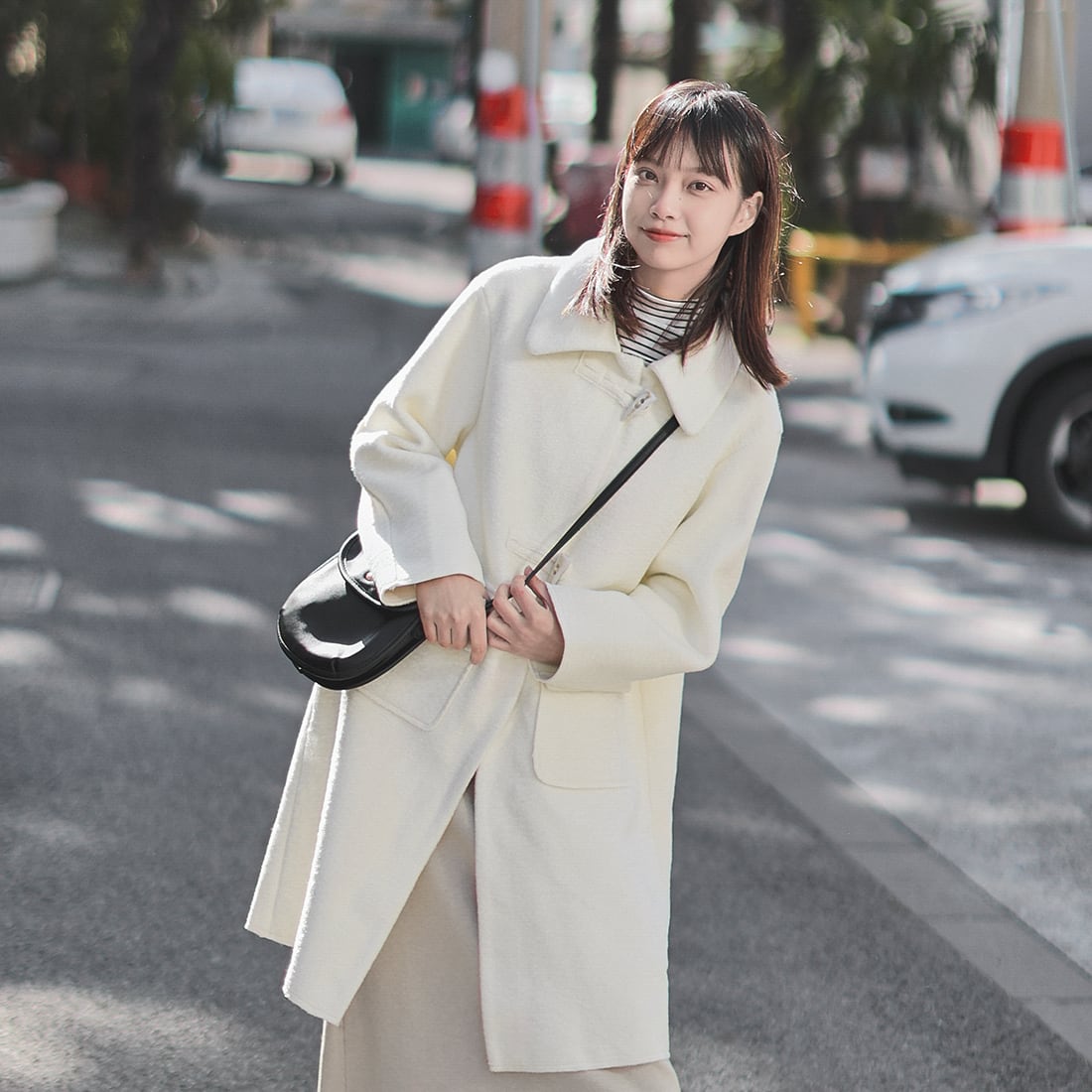送料無料 Yiyeシリーズ優しいスタイルの白いホーンボタンウールコート
