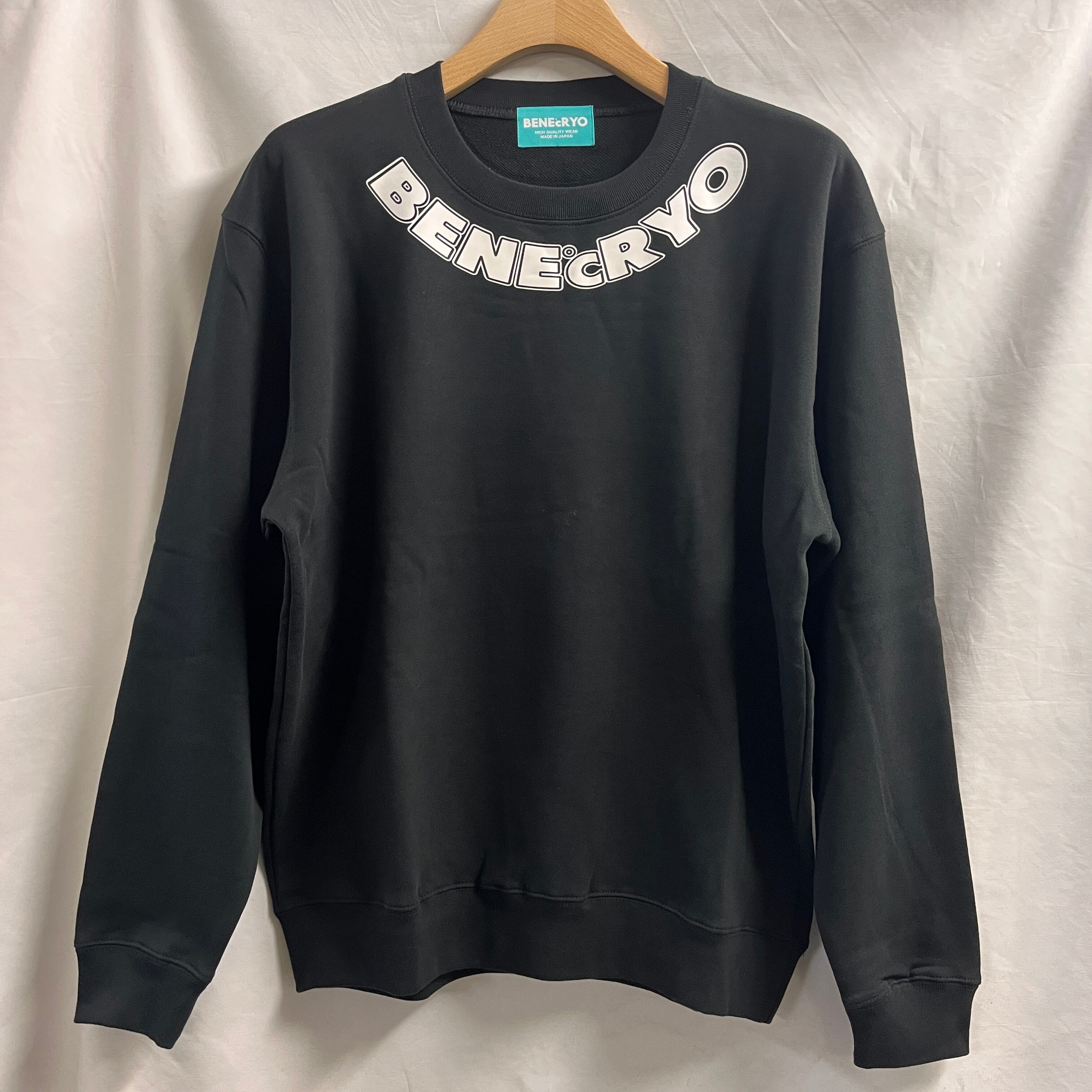 BENE℃RYO（ベネクリオ）NECK LOGO トレーナー ブラック×ホワイト