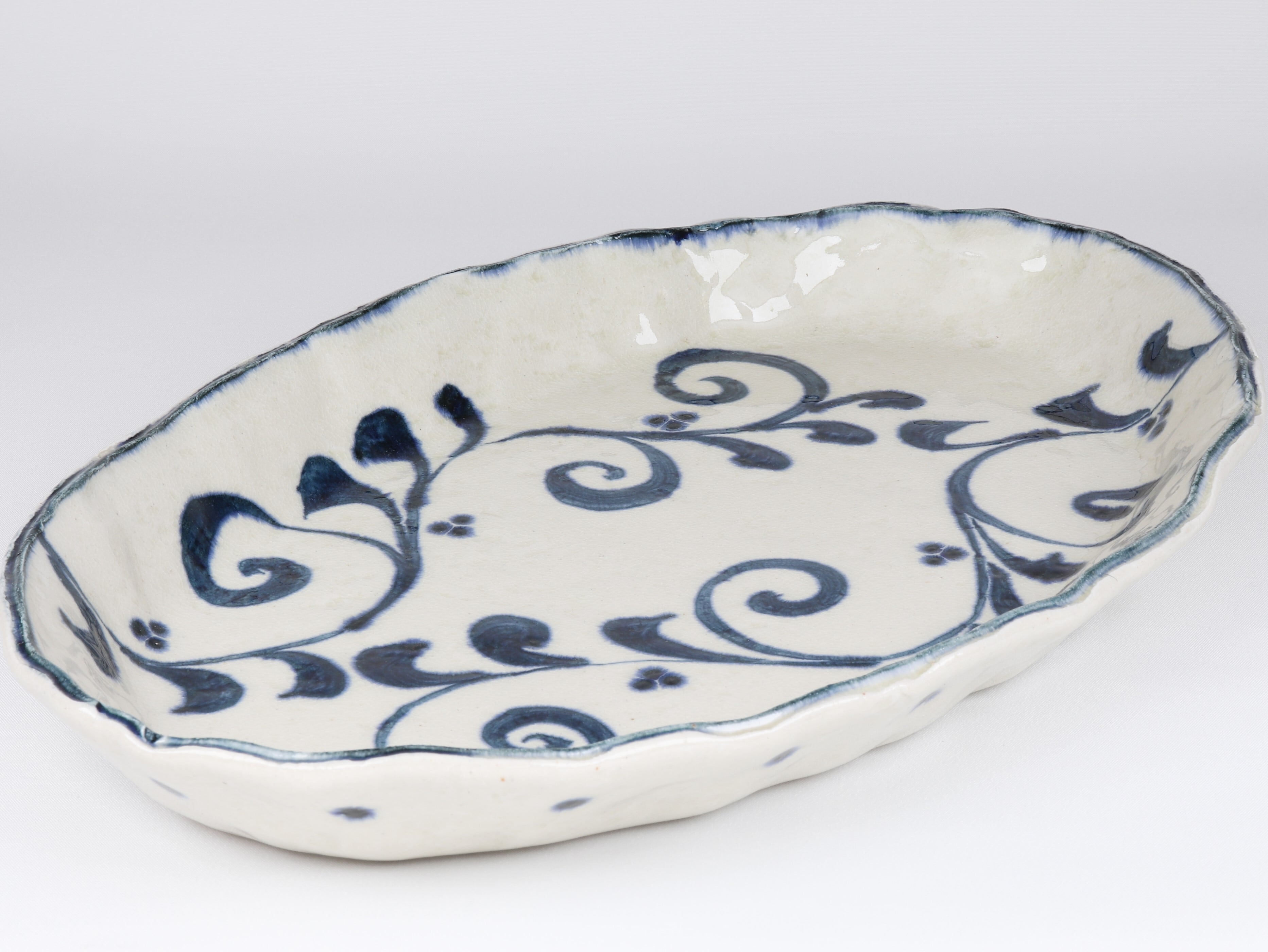 安南 楕円大盛皿 唐草紋【アウトレット】