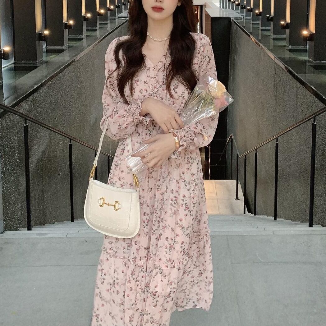 ワンピース レディース ロングワンピース ロング丈 S M L XL 長袖 Vネック パールボタン パフスリーブ シャーリング 大人可愛い カジュアル 上品 エレガント 清楚 フェミニン おしゃれ お洒落 綺麗 お嬢様 ナチュラル こなれ感 ラブリー キュート ガーリー レトロ ロマンチック 抜け感 主役級 存在感 花柄 小花柄 フラワー 学生 通学 デート お出かけ 女子会 春 秋 冬 20代 30代 40代 韓国 韓国系 着回し 普段使い 体型カバー ファッション ピンク インスタ映え 送料無料