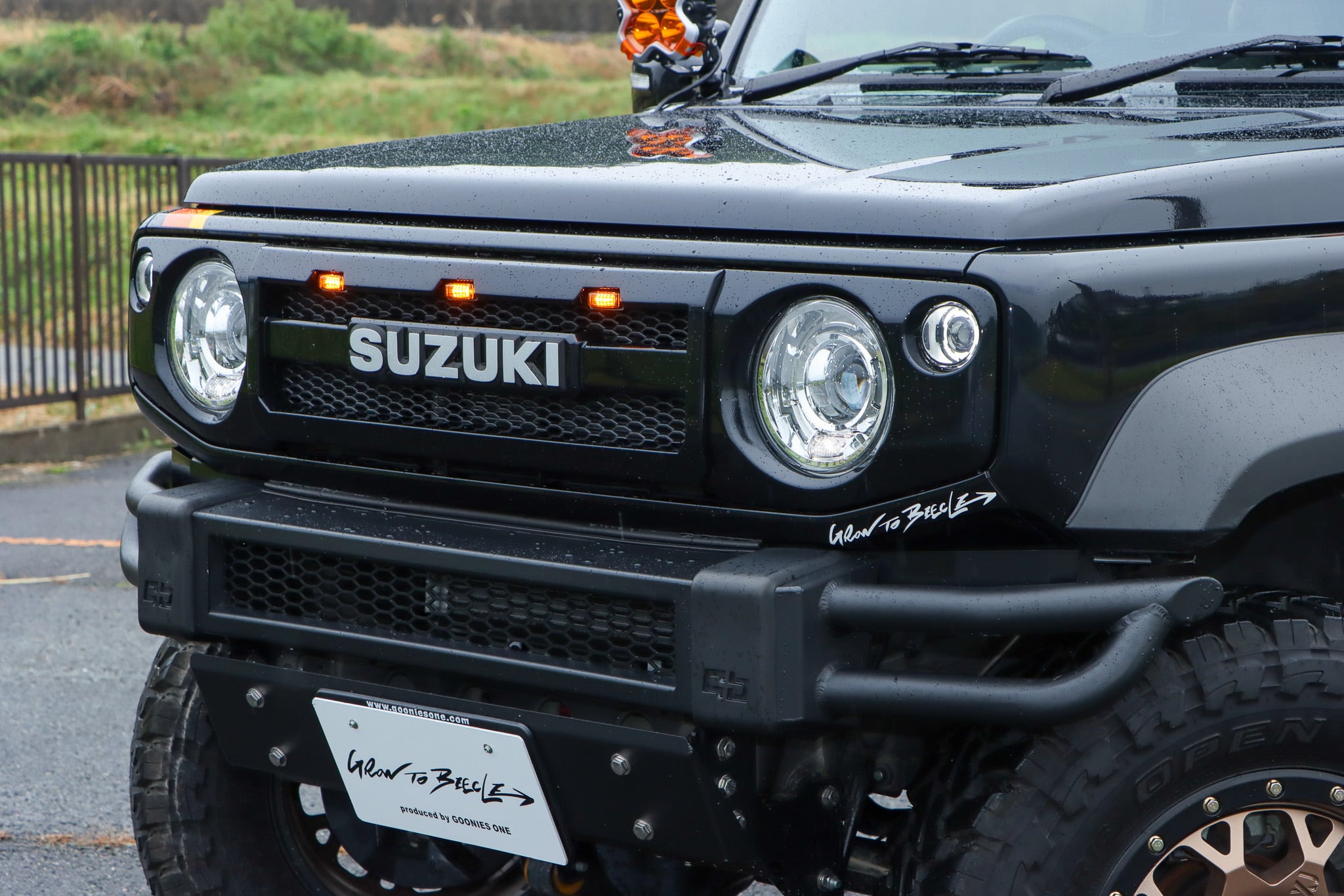 ジムニー JB64 純正グリル ホワイト塗装品 ⭐︎エンブレム色選択可能