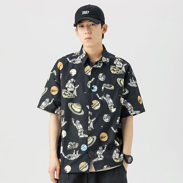 【予約販売】シャツ 半袖 メンズ 宇宙柄 総柄 スペース柄 アロハシャツ ブラック カジュアル シンプル こなれ感 お洒落 韓国 トレンド 春 M/L/XL/2XL