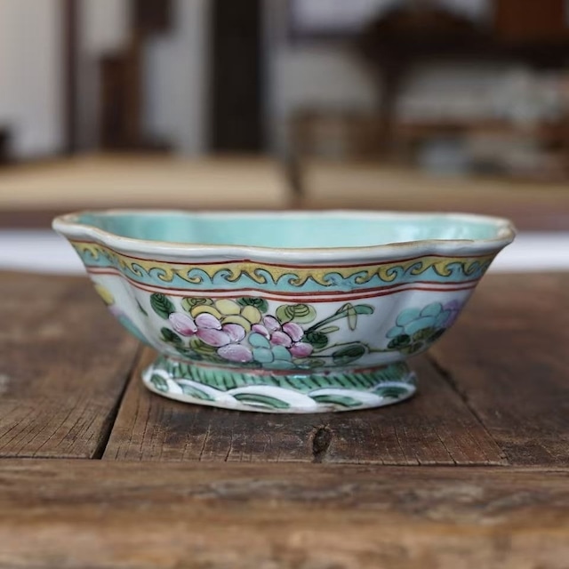 清代末期　粉彩 輪花深皿