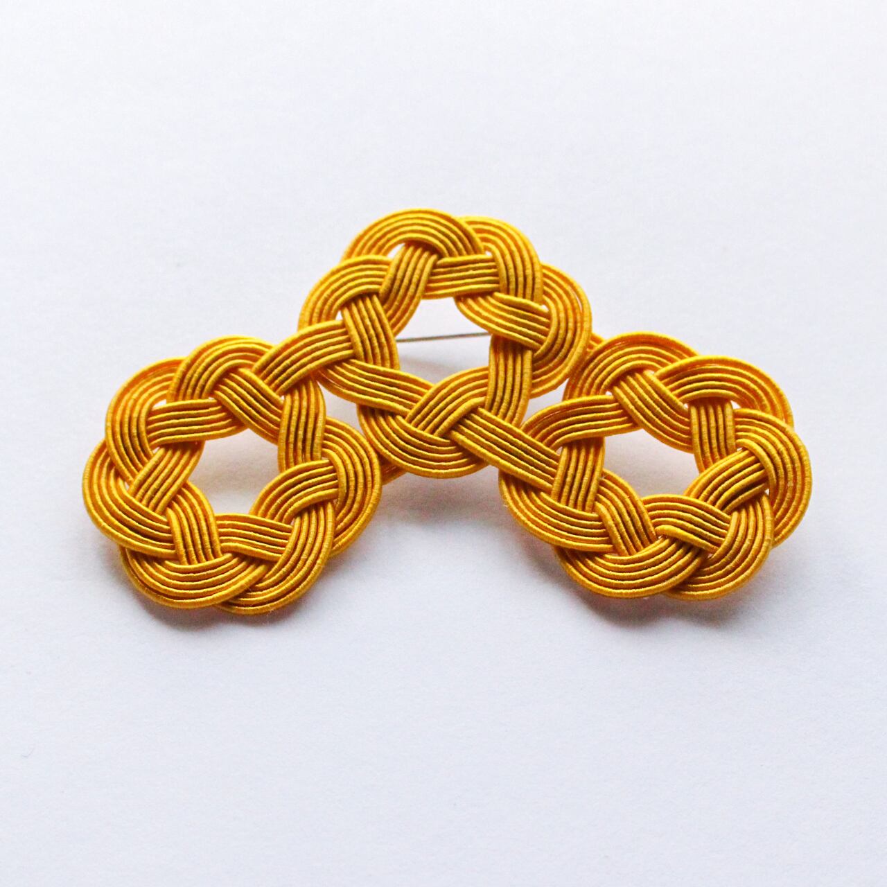 水引WaOブローチ 三つ輪 マスタード | 紙単衣 - kamihitoe - | 水引