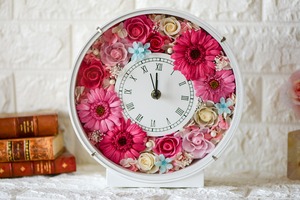ピンクのガーベラ＆薔薇とブルースターが可愛い花時計 結婚祝いや新築祝い、還暦や特別な日のギフトにも最適✨
