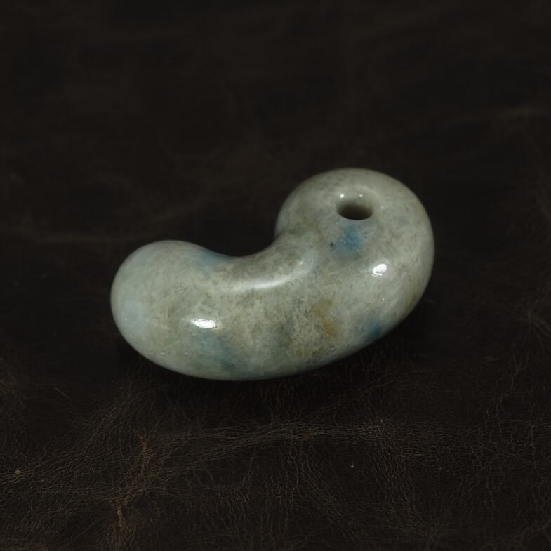 糸魚川翡翠 コン沢 青翡翠 大きめの勾玉 27.3g Itoigawa Blue Jadeite