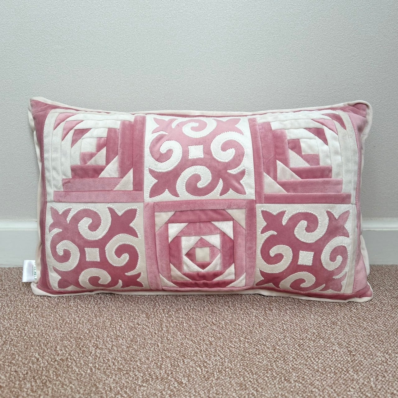 フィリコクッションカバーのみ新品 フェイスファークッションカバー ピンク スリーコインズ スリコ