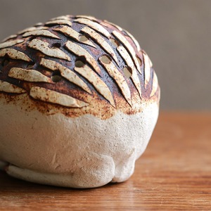 つぶらな瞳で見つめる、ハリネズミの楊枝挿し