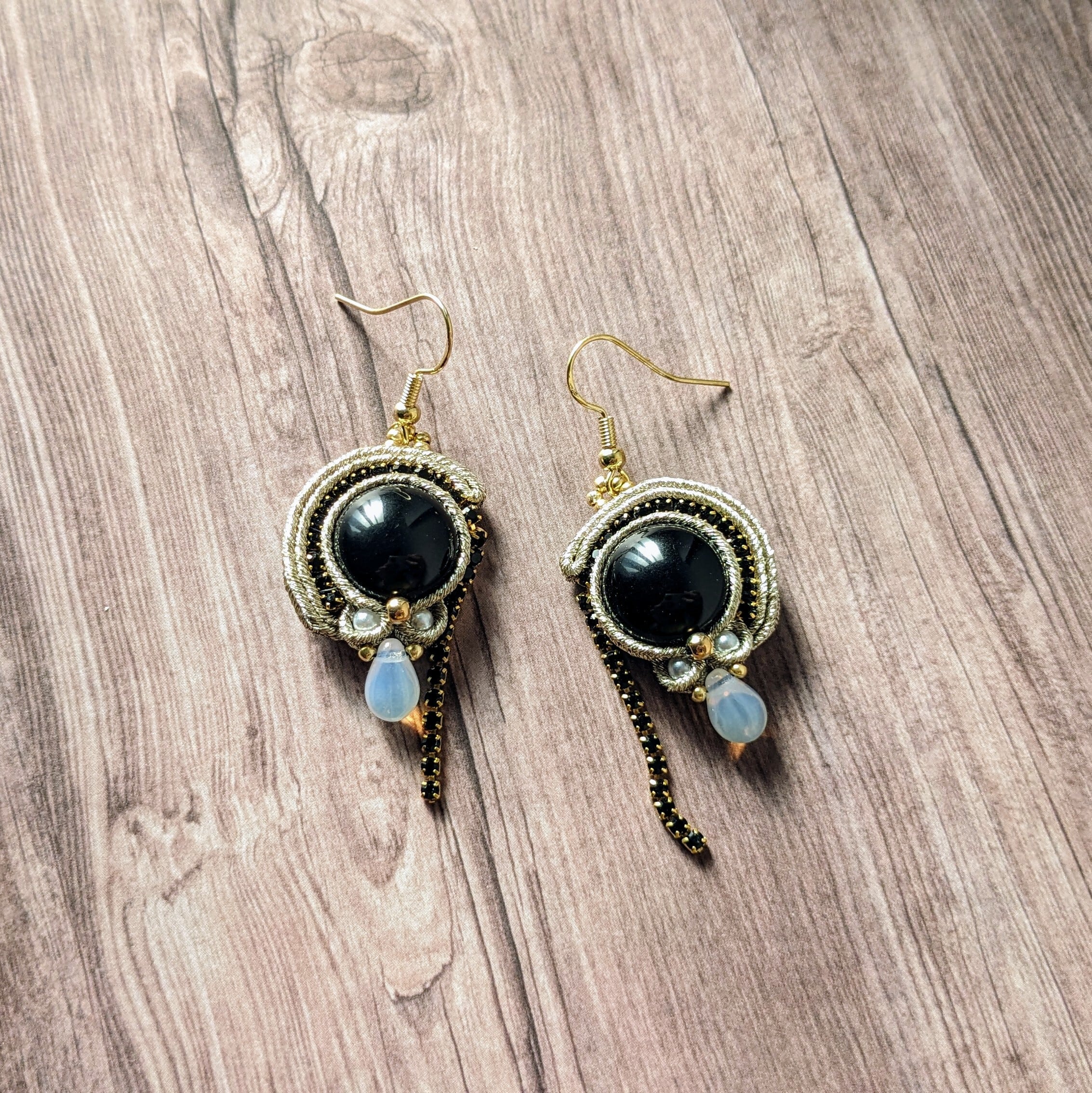 ソウタシエ ヘアコームと耳飾りのセット 黒と金 ソウタシエ ヘアコームと耳飾りのセット 黒と金 ソウタシエ ヘアコーム