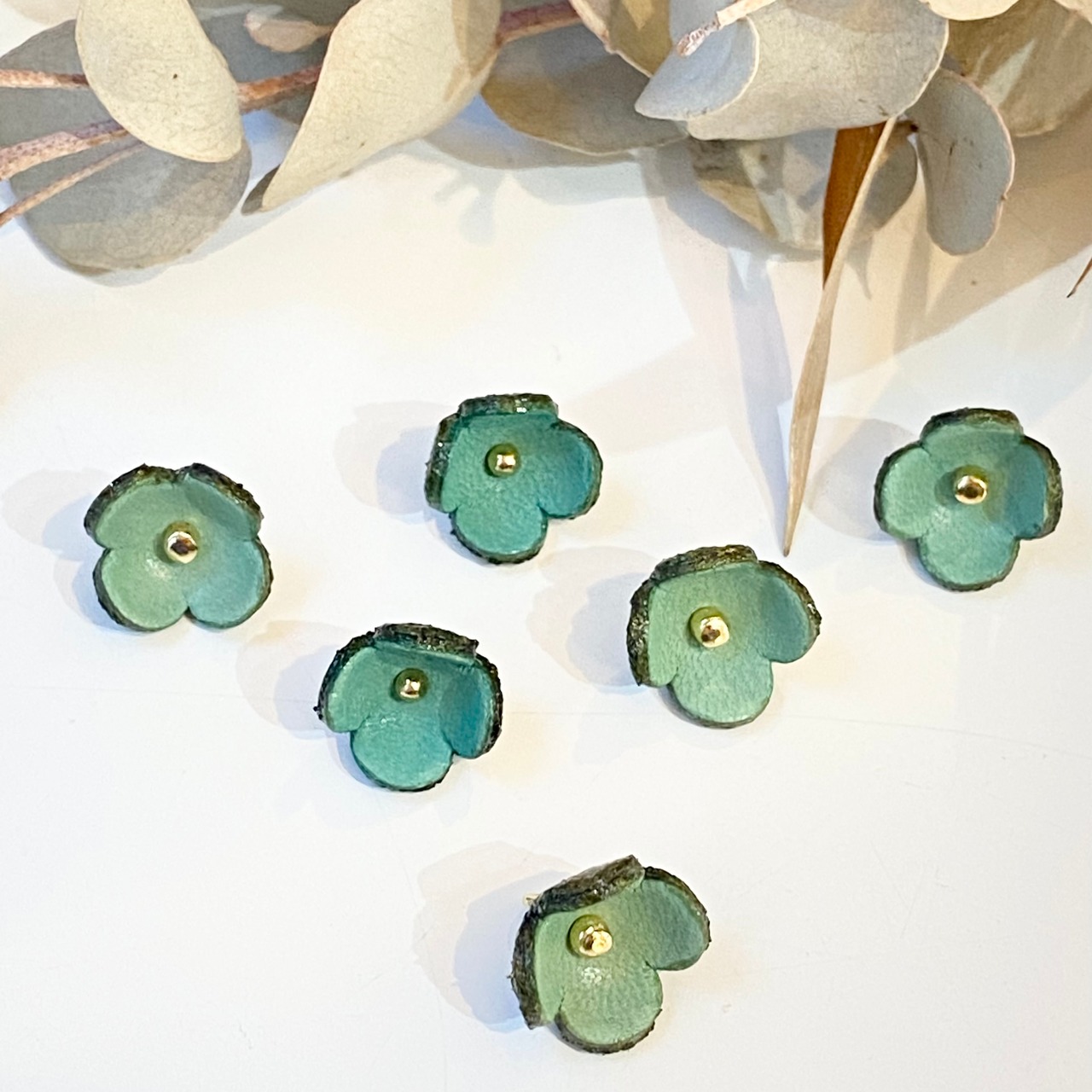 【アウトレット3D立体レザーフラワー】クローバーS (ピン付)10mm  ペールブルー6個入 - 3