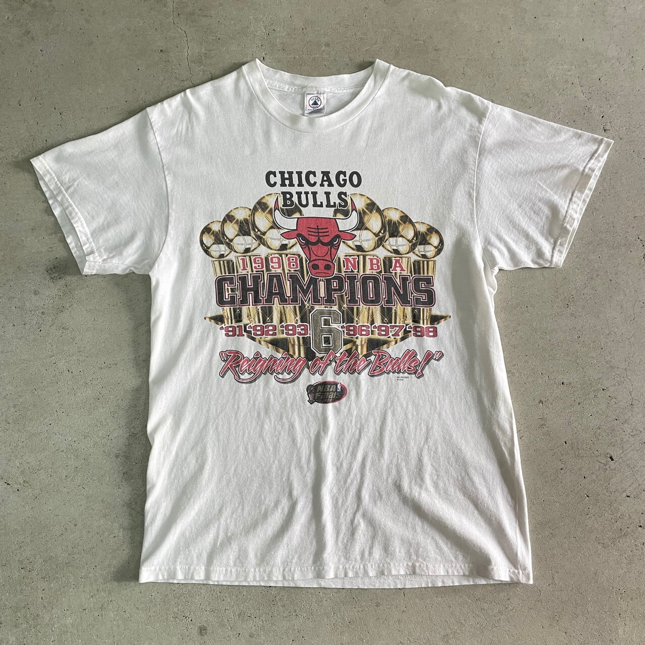 90年代 NBA 6 CHAMPIONS 1998 シカゴブルズ チームロゴ プリントTシャツ メンズL 古着 CHICAGO BULLS バスケ  90s ビンテージ ヴィンテージ ホワイト 白【Tシャツ】【FSS2308-30】 | cave 古着屋【公式】古着通販サイト