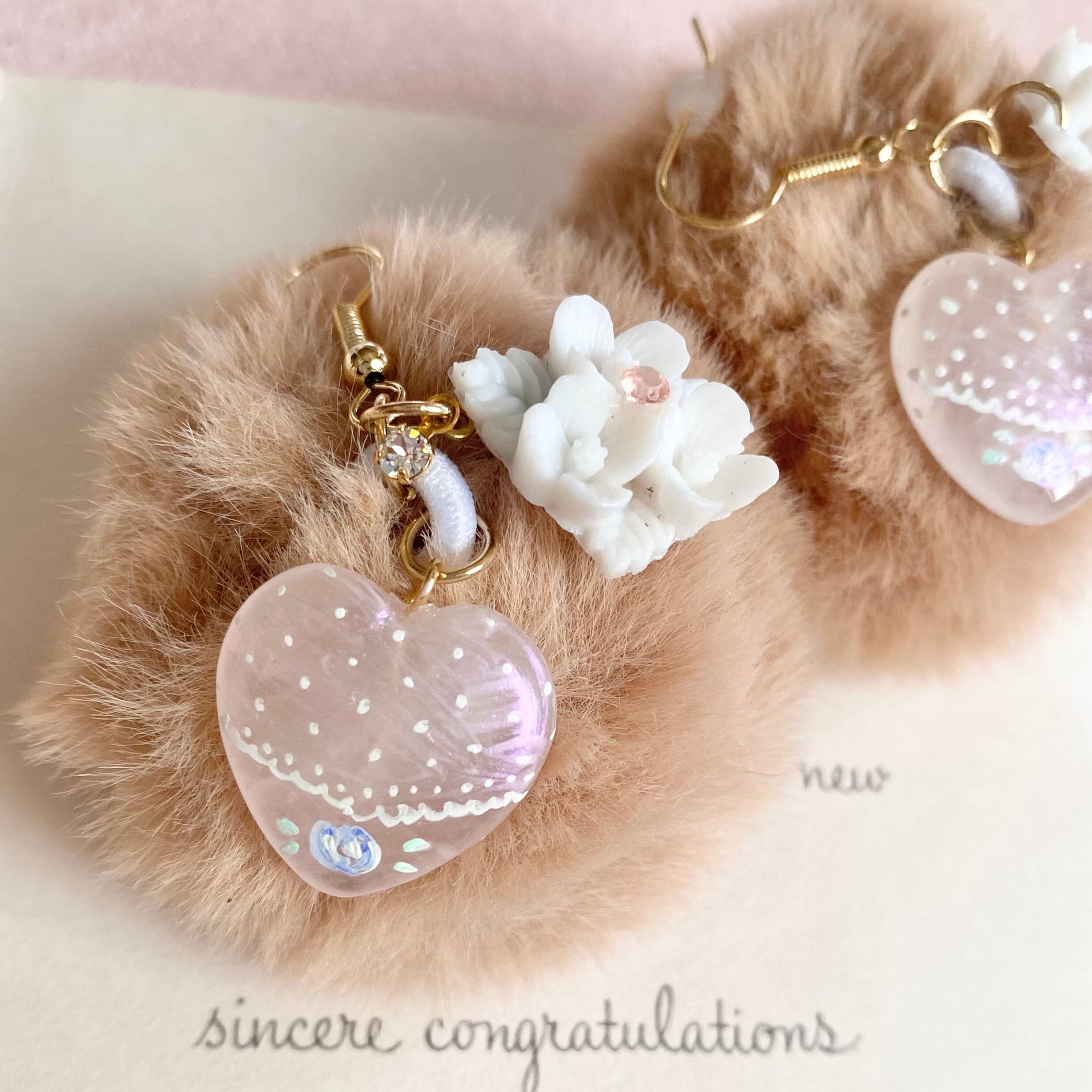 ぽんぽんモカx 白花束 ピアス MOKA Pon Pon hand painted earrings