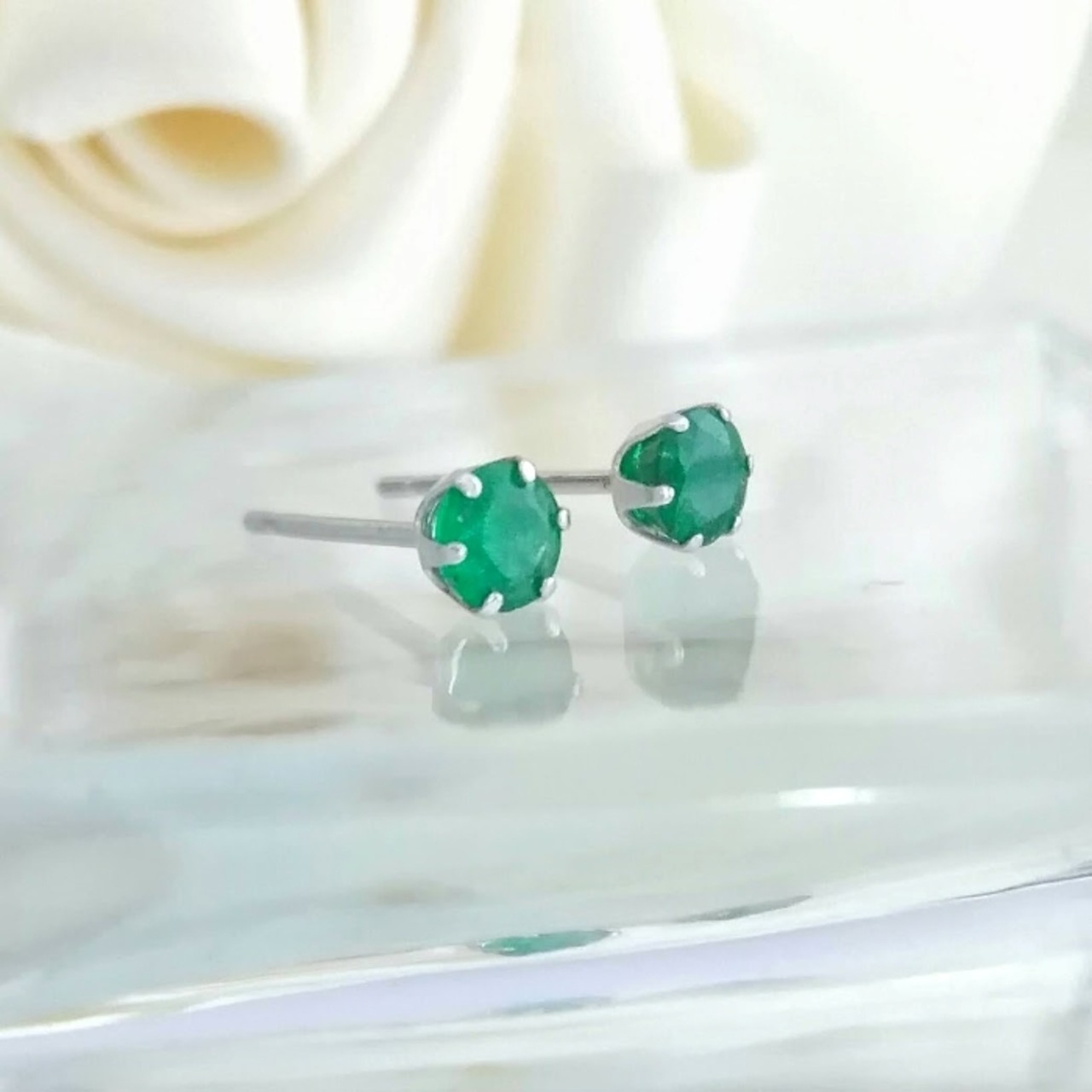 Pt900 プラチナ エメラルド 一粒 ピアス 五大宝石 高級感 普段使い  