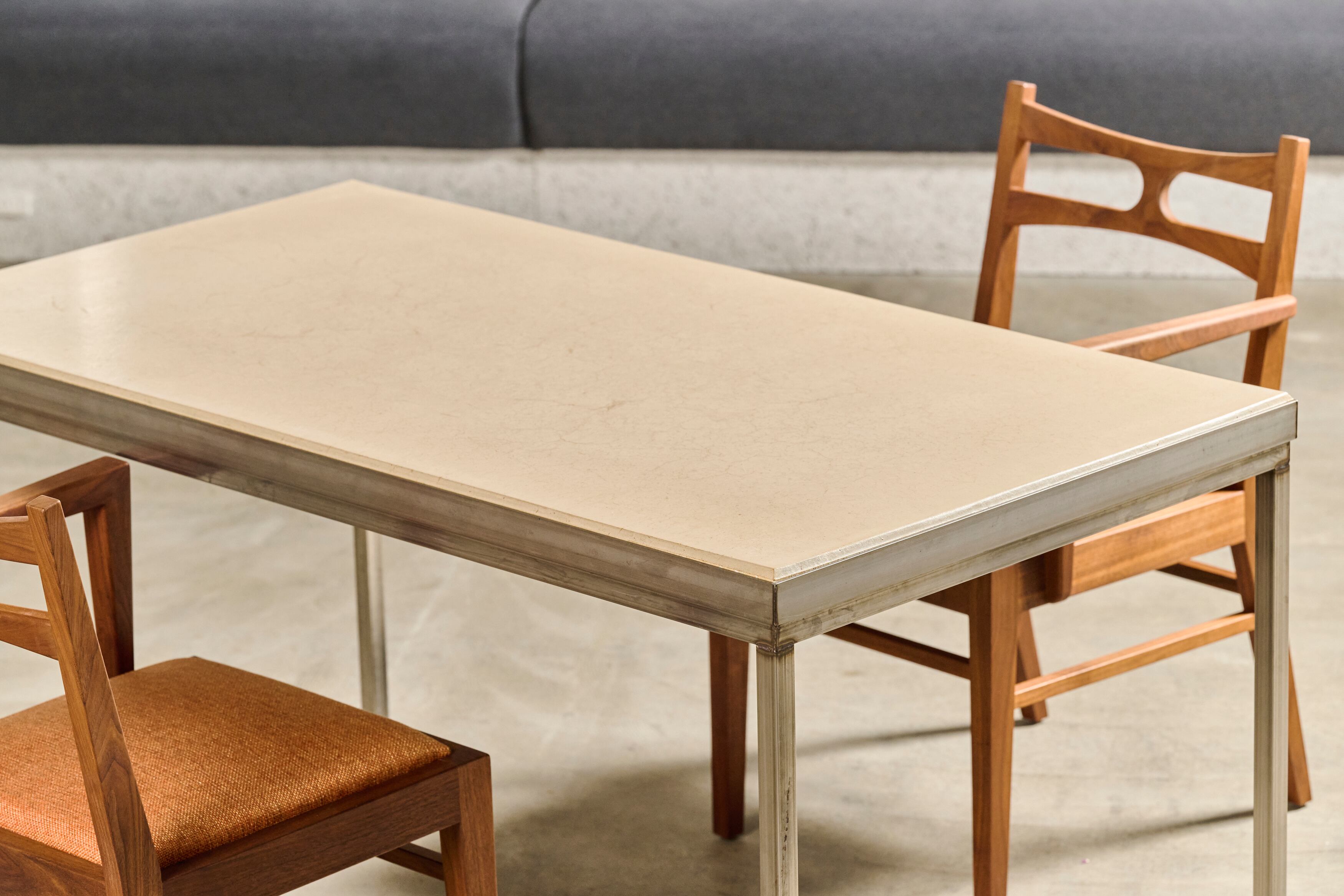 12支が掘られたテーブル 小鹿田土 左官磨き仕上げ ステンレステーブル | eranoiwa