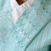 「水天一碧」大矢羽柄×ピーコック柄×ドット〜洗えるきもの（シルジェリー）〜