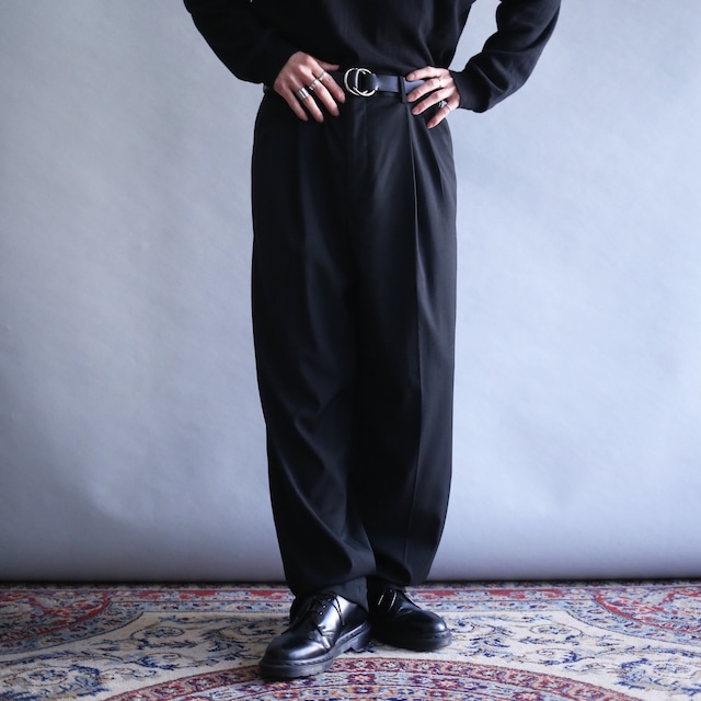 2-tuck tapered silhouette black wide slacks