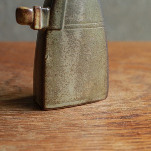 こちらを見つめる、味わい深いキャンドルスタンド 3