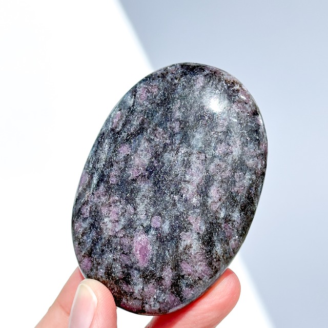 ピンクガーネットinマトリックス パームストーン 32◇ Pink Garnet in Matrix ◇ 天然石・鉱物・パワーストーン