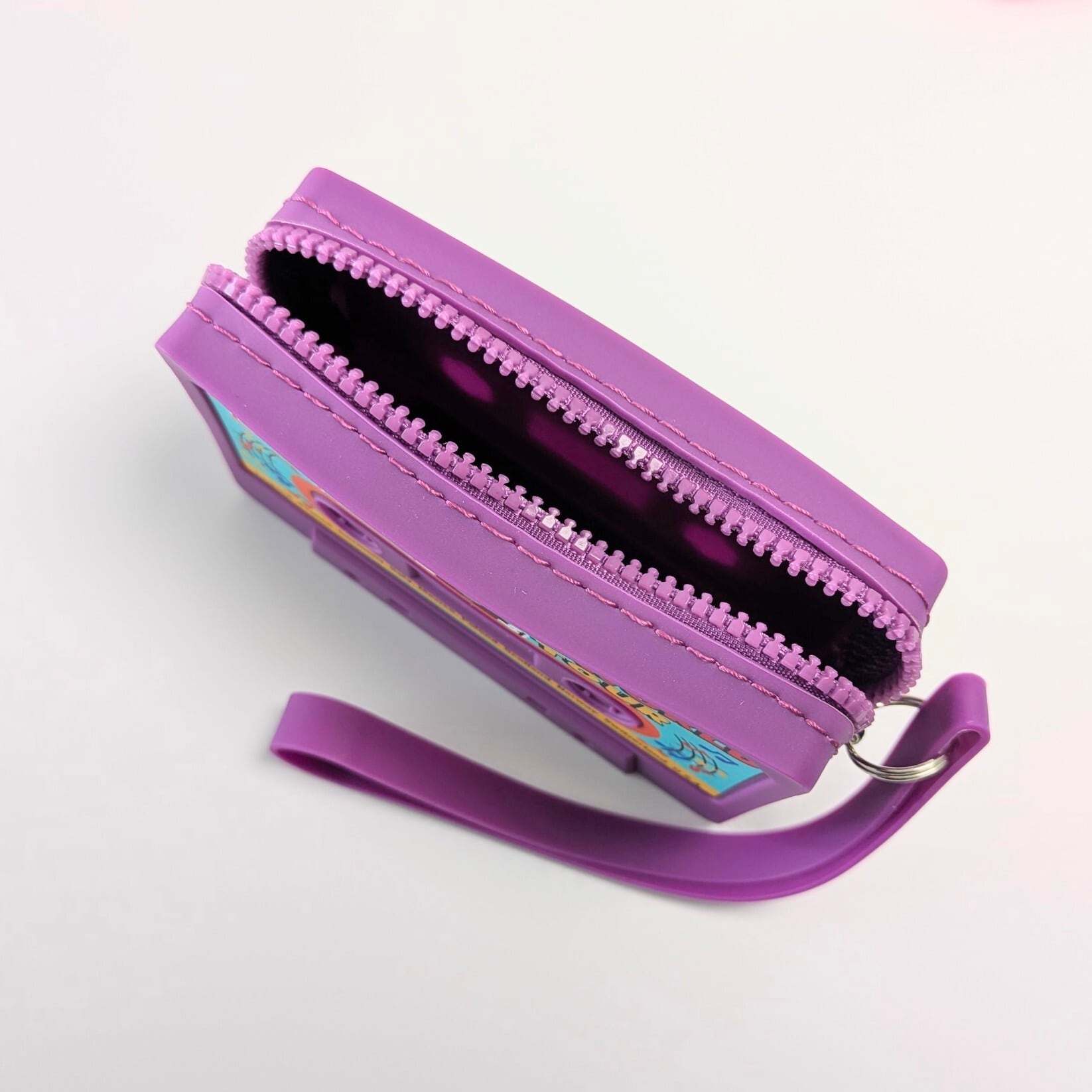 【 California Raisins（ カリフォルニアレーズン ） 】SILICONE POUCH ( シリコーンポーチ )  カセットテープ型 ストラップ付き / 小物入れ / コインケース / コスメポーチ 〚アメリカン雑貨 アメトイ〛