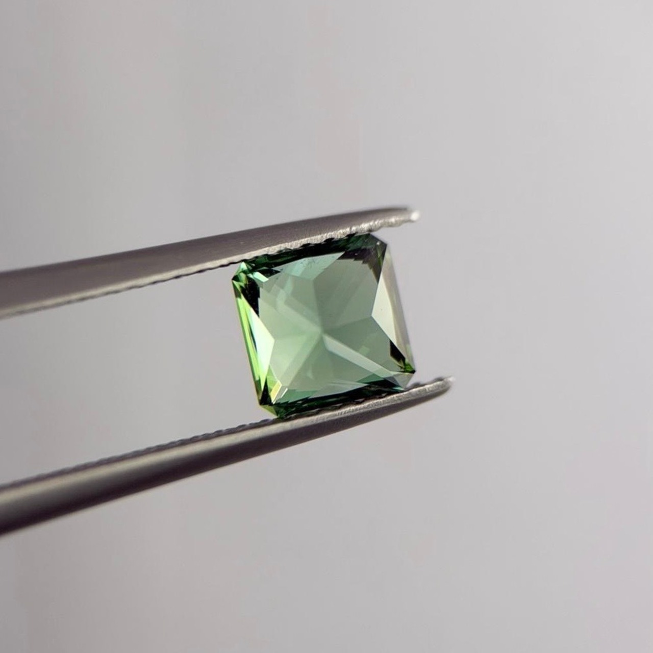 グリーントルマリン ラディアントカット 5.7x5.7x4.2mm, 0.97ct, ナミビア産