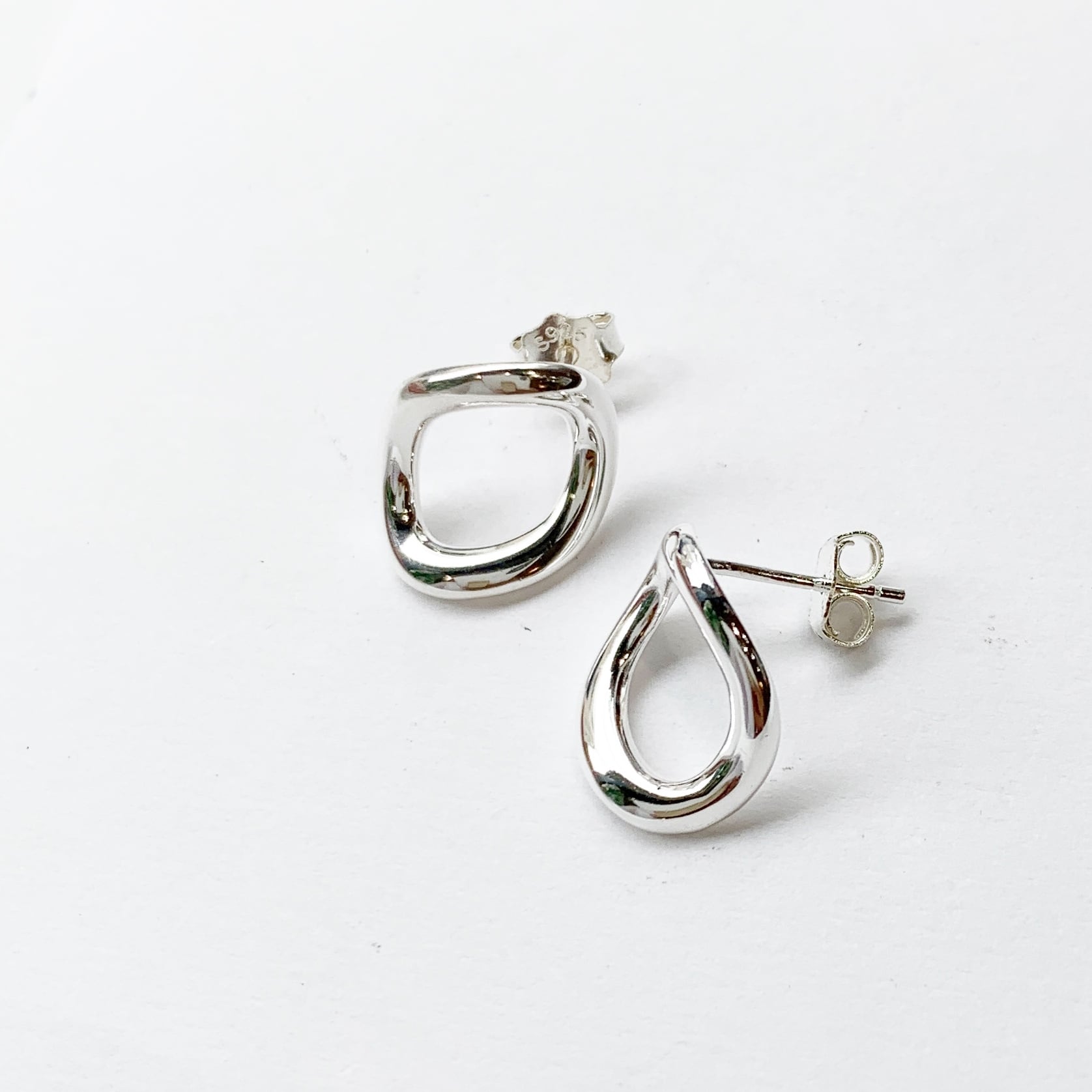 シルバーの質感が美しい いびつなオーバル スタッドピアス | 【公式