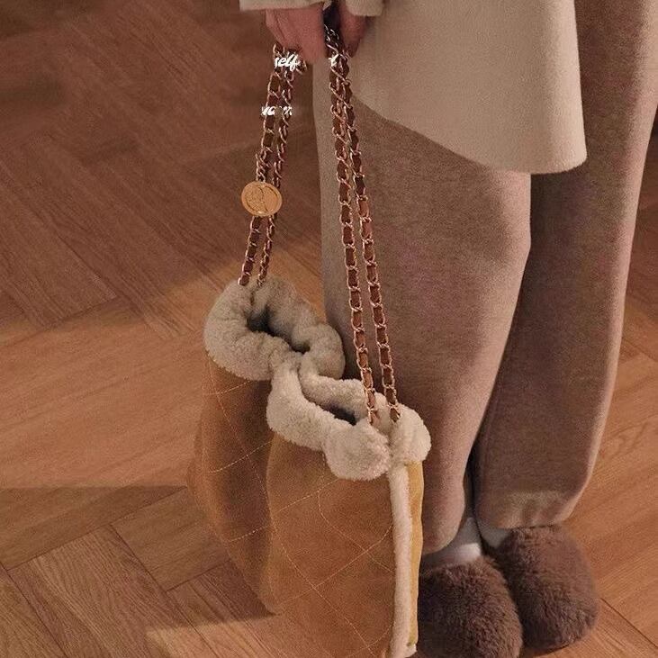 お値下げ❤️店舗完売品♪スエード チェーンbag 新作 スエード×ボアバッグ ショルダーバッグ トートバッグ チェーン