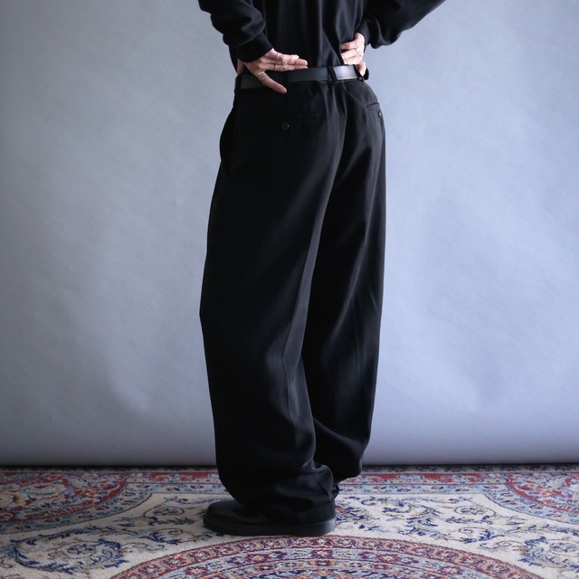 2-tuck tapered silhouette black wide slacks