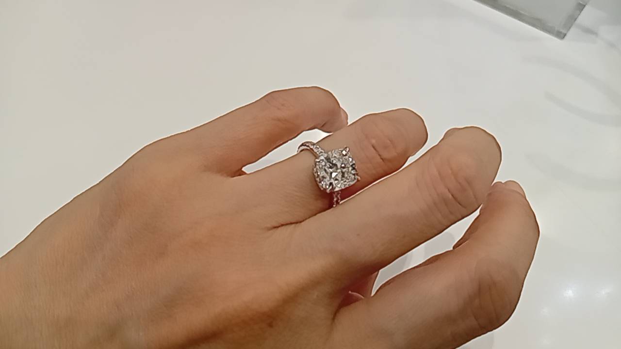 クッションカット リング ヘイロー ラボグロウンダイヤモンド K18
