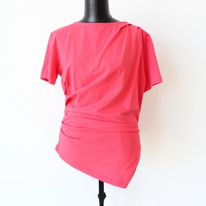 コーラルレッドギャザードレープクルーネックスレンダーデザインTシャツ　ITALY:RIN128986 ¥14,000＋tax
