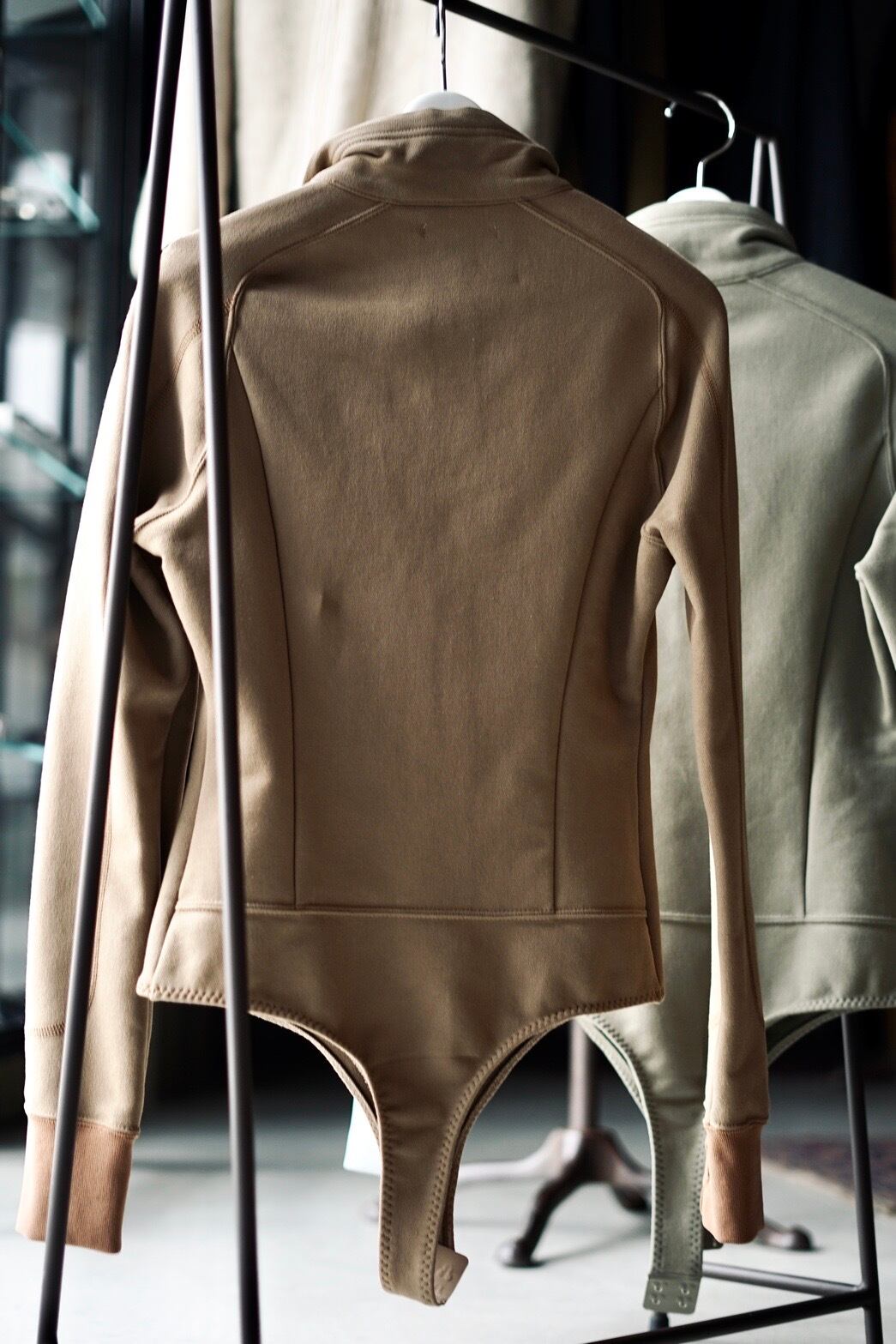 FUMIKA_UCHIDA / FRENCH TERRY HALF-ZIP BODYSUIT ( SAGE, MOCHA