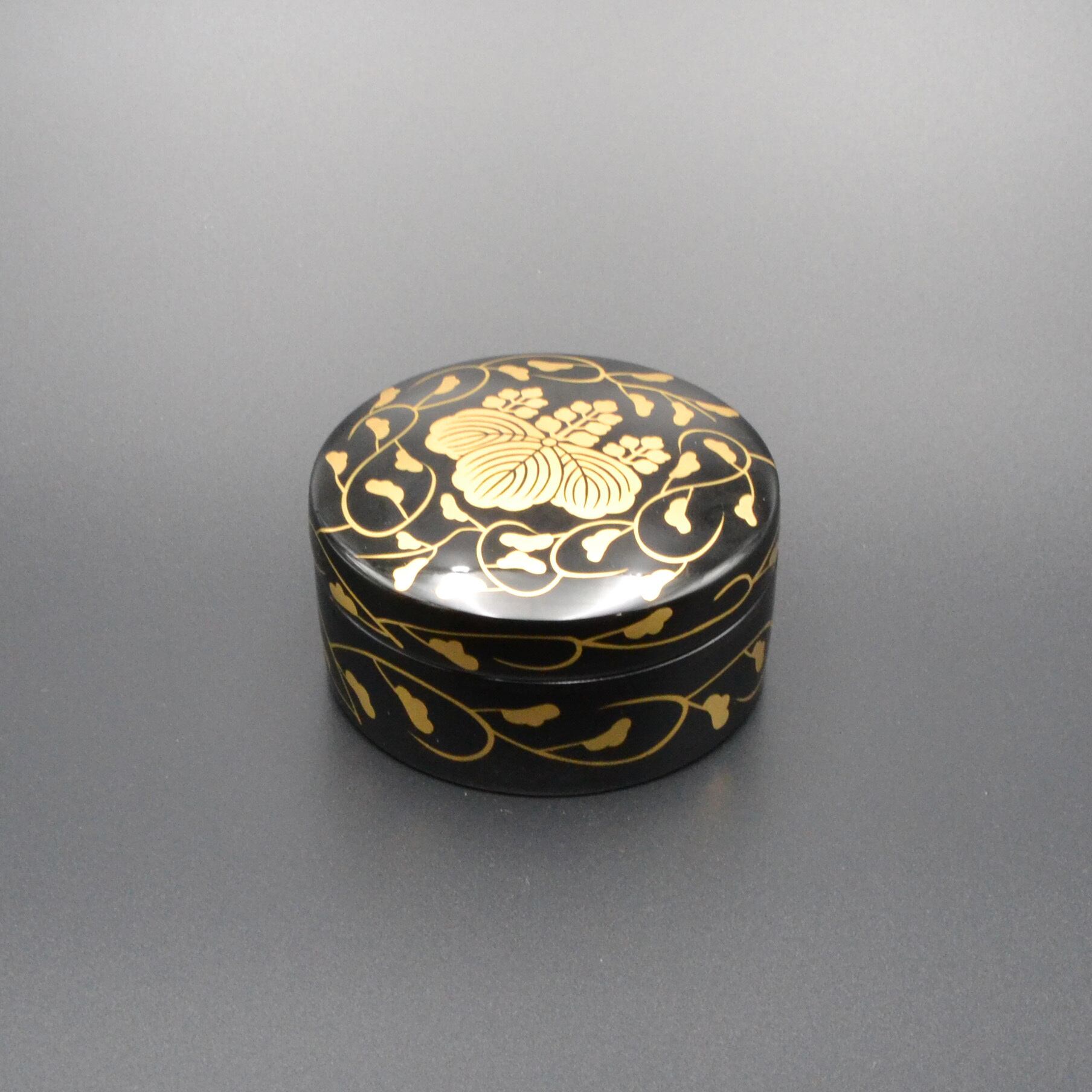 時代 桐蒔絵 黒塗 巻き足 平卓 花台 天然木 木箱入り 唐草【MA371】 木製香合・桐紋・唐草蒔絵入り 2.5寸 寺院用仏具・一般仏具