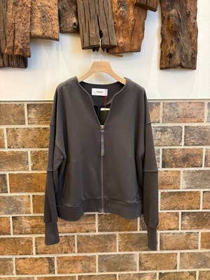 トップスにも羽織にもなるジップカーデ