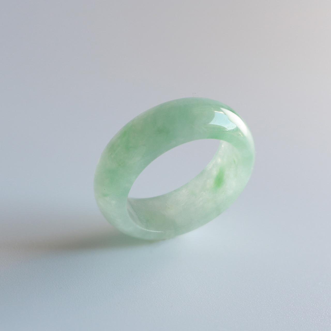 【13.5号】乳白色の海に緑がふわりっ!! 淡緑色 くり抜き甲丸リング A貨翡翠 jd_rg1608