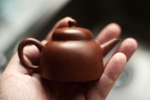 レプリカ宜興紫砂壺「平底水平・<水接西江天外声・孟臣>銘」Ⅱ（約70cc）・朱泥（宜興紅茶育ち済み）
