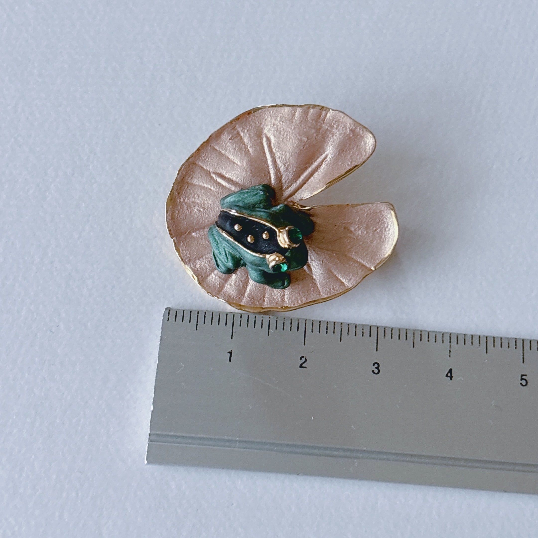 Vintage 80s - 90s gold tone green enamel leaf frog brooch