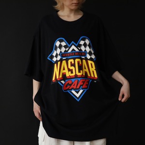 90s' over silhouette " NASCAR CAFE " print design Tee
